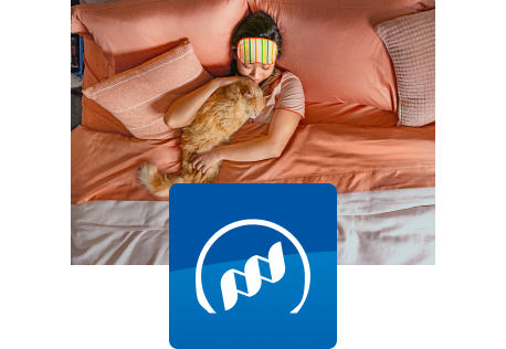 Pisică odihnindu-se în pat cu stăpânul său